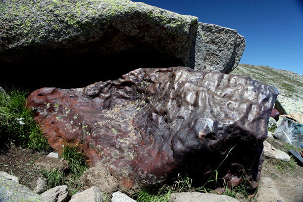 A big stony-iron meteorite was found in Altay prefecture, Xinjiang Uygur autonomous region. Photo taken on July 17, 2011. The above-earth part of the rock is 2.2 meters long and 1.25 meters tall, with a width of 1.2 meters (average data). Its weight is estimated at 25 tons. [Photo/Xinhua]